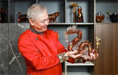 演员 Tung Yuki 表达了对产品 Long Khi Sinh Tai - Dragon Sac Collection Doha 的感受