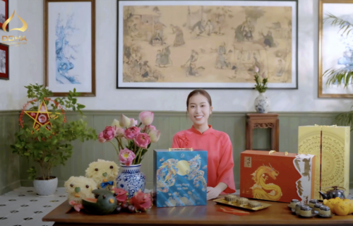 Dinh Thi Hoa 小姐相信选择 DOHA JSC 的 23k 金月饼产品